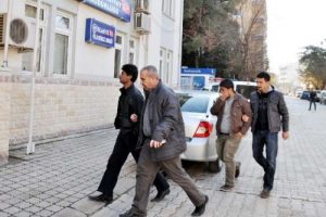 Otomobil &ccedil;alan iki Suriyeli yakalandı