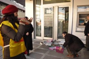 KESK &uuml;yeleri, Halkbankası'na ayakkabı kutusu attı