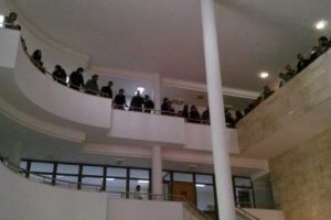 &Ouml;ğrenciler rekt&ouml;rl&uuml;k binasını bastı