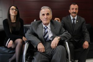 &Ouml;nce babasına sonra kızına avukatlık ruhsatı verdi