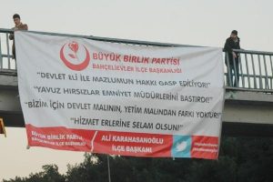 &Uuml;stge&ccedil;itte ayakkabı kutulu pankart