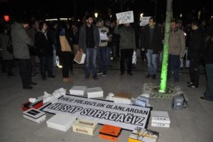 Meşaleli ve ayakkabı kutulu eylem