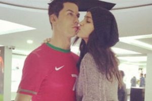 İrina Shayk &ouml;pmeden duramadı!