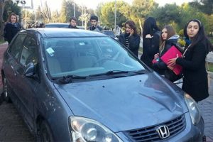 Eylemcilerin arabasını ters &ccedil;evirdiği &ouml;ğrenci g&ouml;zyaşlarını tutamadı