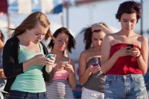 Facebook'a bakarken denize d&uuml;şt&uuml;