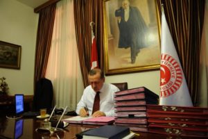 Bakanlar Erdoğan'a istifasını sundu