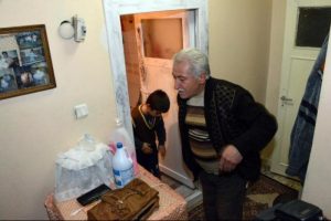 Hırsızla burun buruna geldi