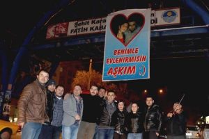 Evlenme teklifi dediğin b&ouml;yle olur