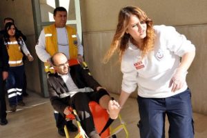 &Ouml;lenin yakınları avukatın ayağını kırdı