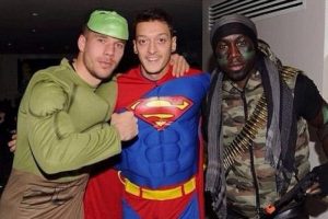 Mesut &Ouml;zil Superman oldu