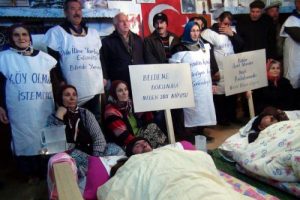 Belde sakinlerinden a&ccedil;lık grevi