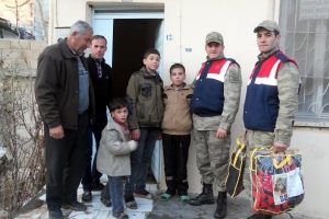 Suriyeli aileye battaniye ve bere yardımı