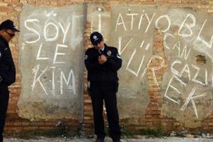 Bu polisler ne yapıyor?
