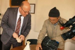 Tarlasını s&uuml;rerken tarihi eser buldu