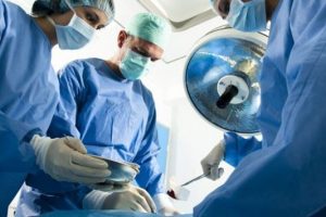 Dalgın doktor bebeği aldı bunu unuttu