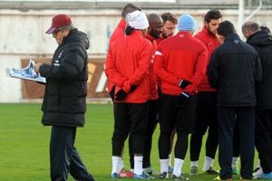 Ak&ccedil;ay Galatasaray'dan &ccedil;ekinmiyor