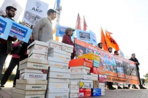 Ayakkabılı dolarlı protesto