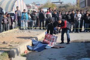Otomobil kaldırımda y&uuml;r&uuml;yen &ouml;ğrencilere &ccedil;arptı
