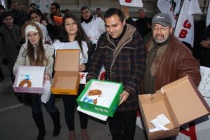 Gen&ccedil;lerden ayakkabı kutulu eylem