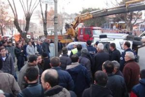 Freni patlayan kamyonet devrildi