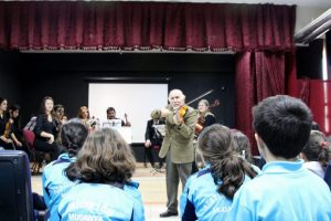 &Ouml;ğrenci ablalarından Mudanyalı &ouml;ğrencilere konser