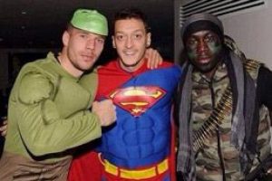 Mesut &Ouml;zil Superman oldu