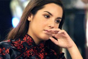 Yalangoch qizlar kamera qarshisida suratga tushmoqda