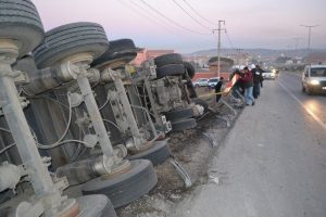 20 ton k&ouml;m&uuml;r y&uuml;kl&uuml; tır devrildi