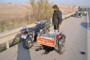 Engelli motosiklet s&uuml;r&uuml;c&uuml;s&uuml; kaza yaptı