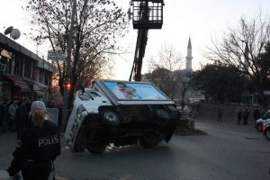 Kamyon yan yattı: 1 yaralı