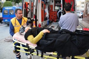 Otomobil u&ccedil;uruma yuvarlandı