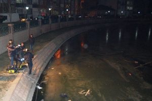 Buz tutan &ccedil;ayda y&uuml;r&uuml;rken suya d&uuml;şt&uuml;