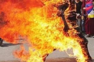 Yunanistan'da bir g&ouml;&ccedil;men kendini yaktı