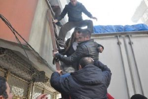 Apartmanda &ccedil;ıkan yangın korkuttu
