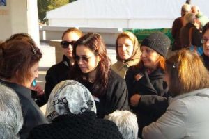 &Ouml;zg&uuml; Namal babasına veda etti