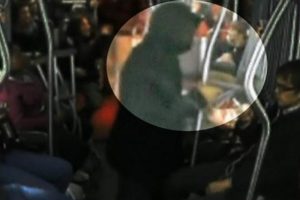 Yolcular silahlı hırsızı pişman etti