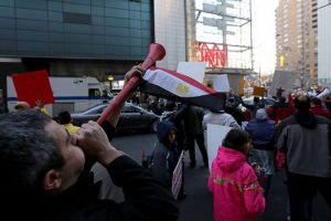 CNN &ouml;n&uuml;nde "vuvuzela" ile "darbe" protestosu