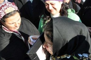 G&ouml;zyaşlarıyla uğurlandı