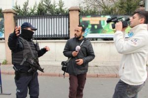 Gazetecilere emniyete giriş yasağı