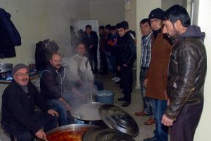 &Ouml;ğrenciler, &ouml;ğretmenleri i&ccedil;in mevlit okuttu