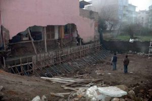 Temel kazılırken evleri başlarına yıkıldı