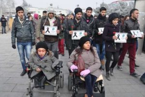 Kazada &ouml;len arkadaşları i&ccedil;in y&uuml;r&uuml;d&uuml;ler