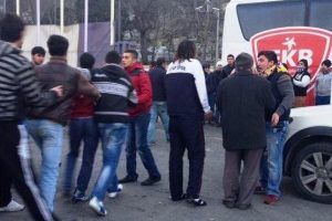Taraftarlar tesisleri bastı
