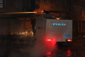 İzinsiz g&ouml;steri yapan gruba m&uuml;dahale