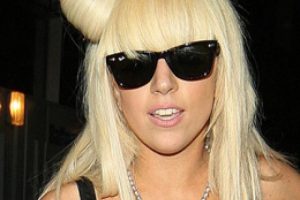 Lady Gaga giyinmeyi unutmuş!