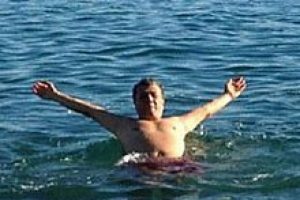 Balbay buz gibi havada denize girdi