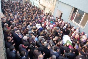 Son yolculuğuna gelinlikle uğurlandı
