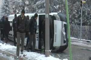 &Ouml;ğretmen ve &ouml;ğrenci servisi &ccedil;arpıştı