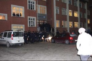 &Uuml;niversite karıştı