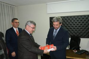 Kosova'daki soydaşlara T&uuml;rk&ccedil;e eğitim seti